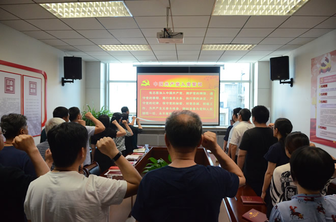 輕工供銷(xiāo)公司開(kāi)展“政治生日話(huà)初心 勇?lián)姑偾靶小被顒?dòng)